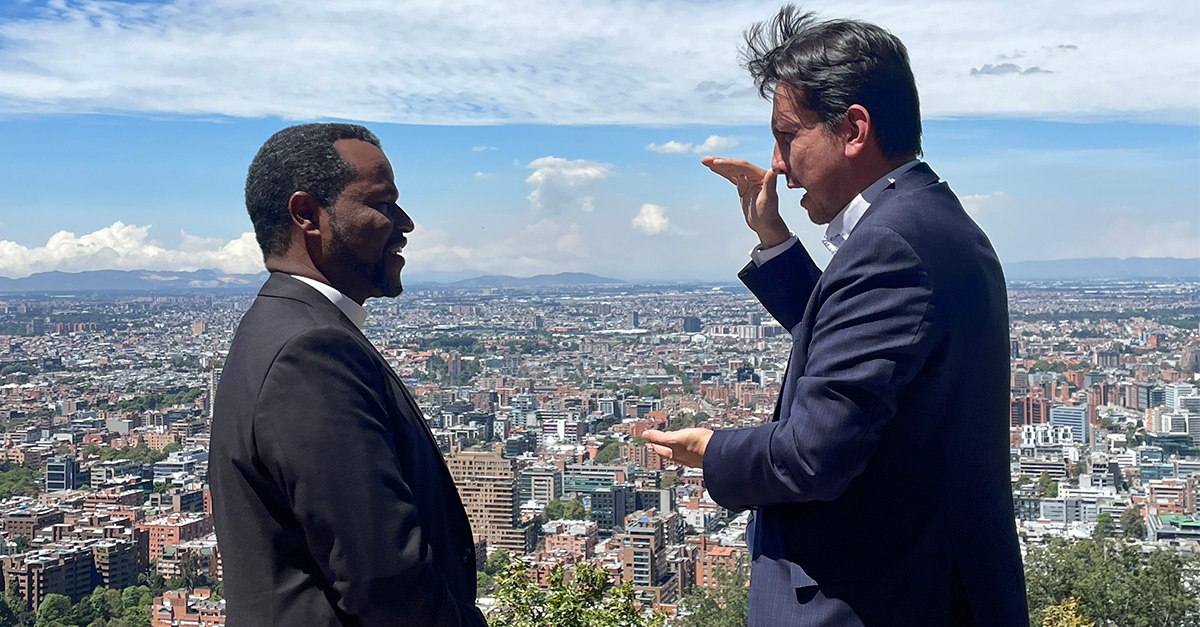 Bruk Ayele from Ethiopia Mekane Yesus -church and bishop Atahualpa Hernández from the Evangelical Lutheran Church of Colombia discussing outside, in their backround are the hills of Bogotá